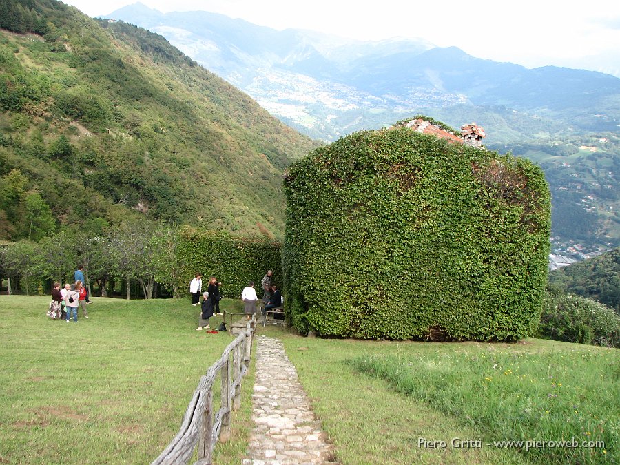 RoccoloAvesaGanda 019.jpg - Dall'ingresso centrale si discende al casello